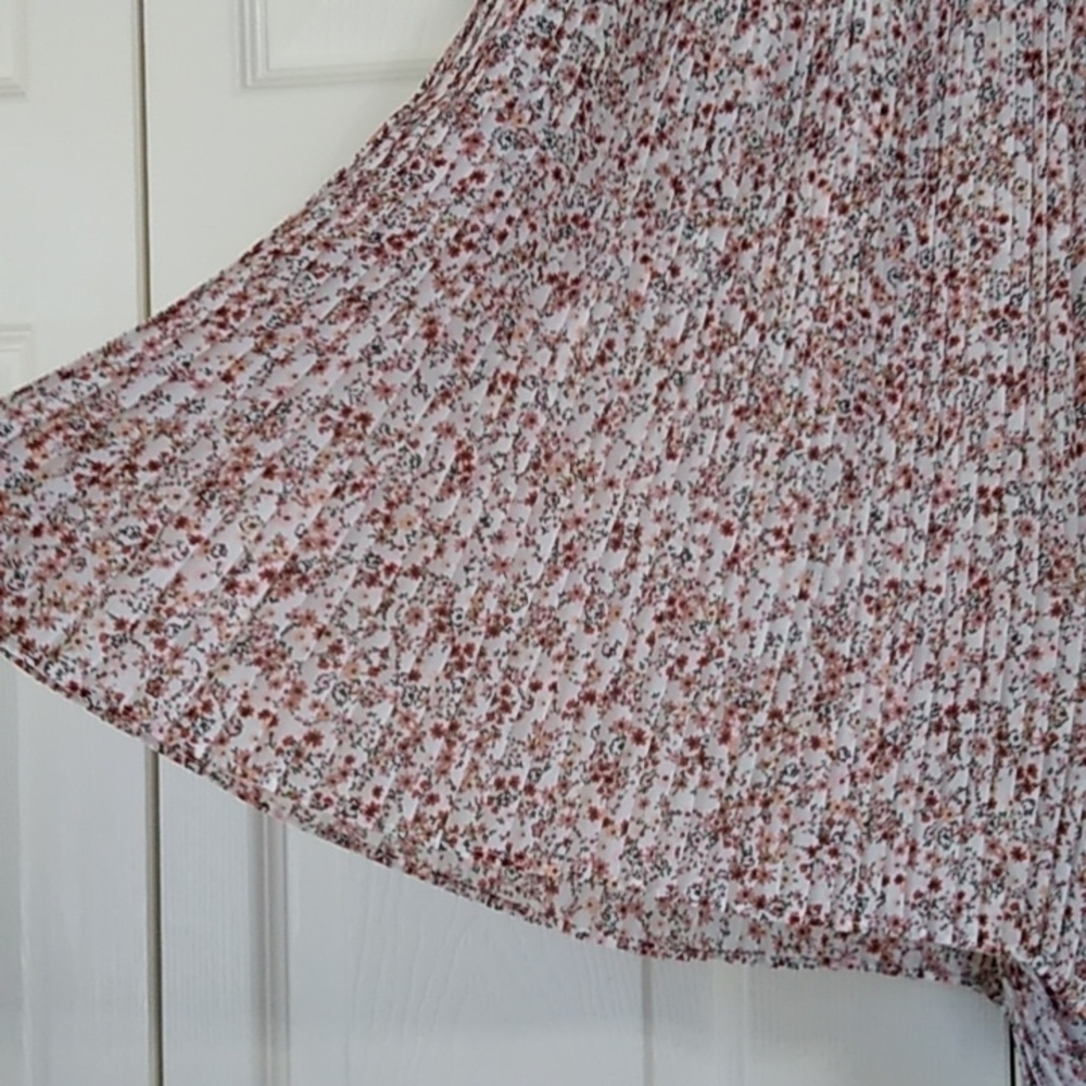 Loft High Waisted Floral Pleated Shorts - Picture 8 of 15